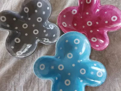 Corinne Farsat : décoration sur porcelaine à Guéret dans la Creuse (23)